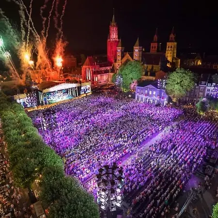 לינה וארוחת בוקר In Monumental House Centre מאסטריכט