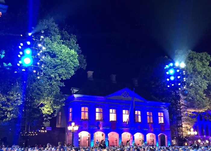 לינה וארוחת בוקר In Monumental House Centre *