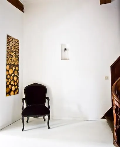 In Monumental House Centre *